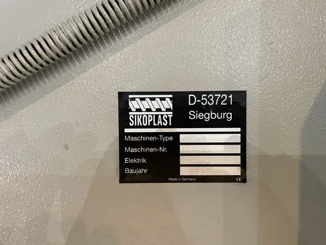 SKOPLAST gép adattáblája a telephelyen.